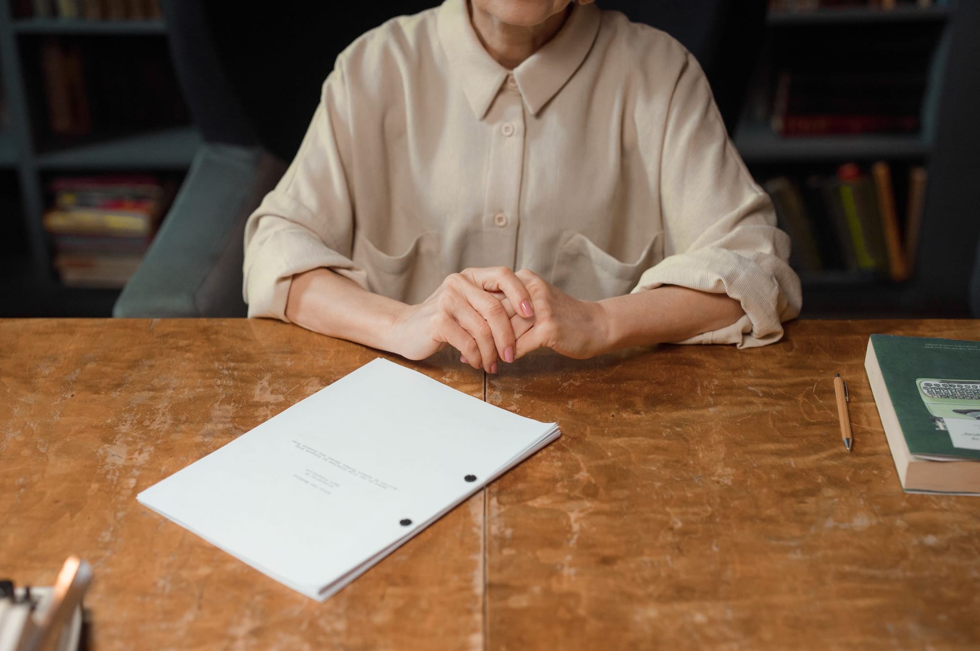 Aufgeschlagenes Drehbuch mit handschriftlichen Anmerkungen neben einem Laptop, als Sinnbild für Drehbuchübersetzung und Dialogadaption