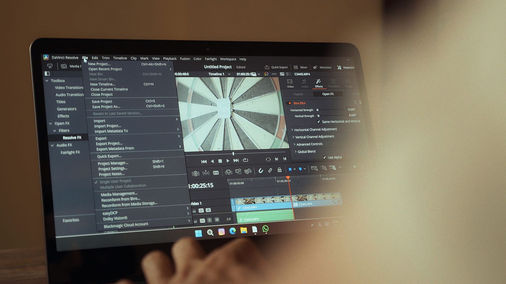 Postproduktions-Suite mit zwei Monitoren, Farbkorrektur-Interface und Videoschnitt-Timeline, als Sinnbild für professionelle Untertitelungsarbeit