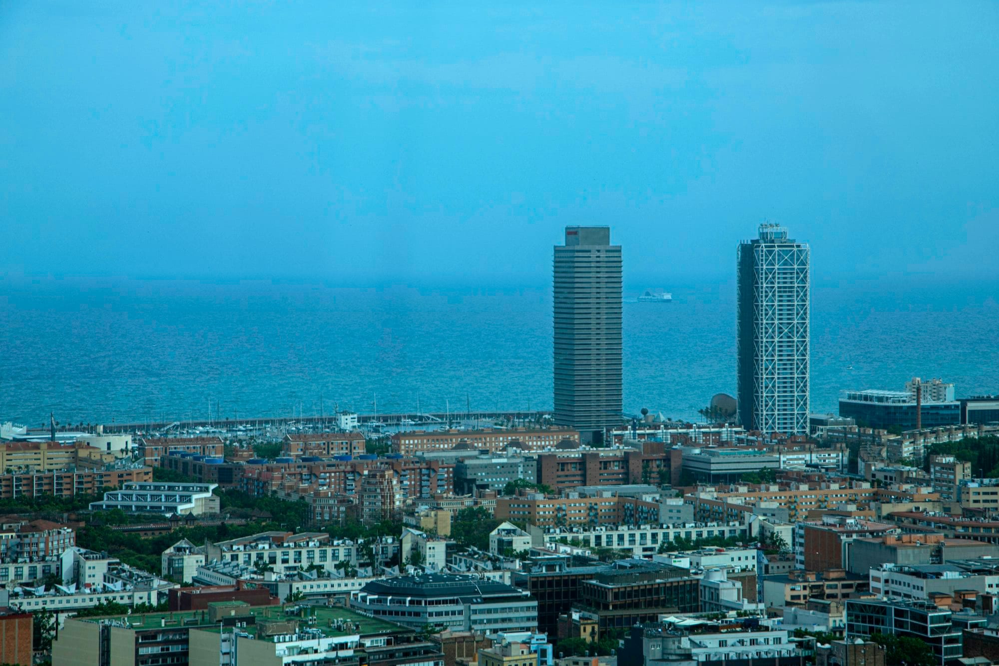 Blick auf die Zwillingstürme am Port Olímpic in Barcelona