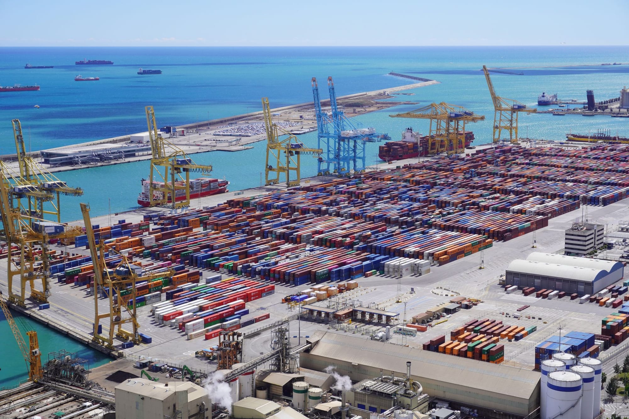 Vue aérienne du port de Barcelone avec des conteneurs et des grues de chargement