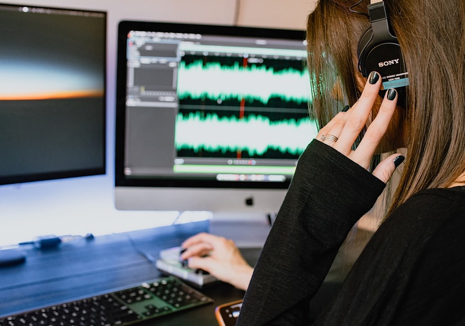 Transcriptora trabajando con auriculares frente al portátil