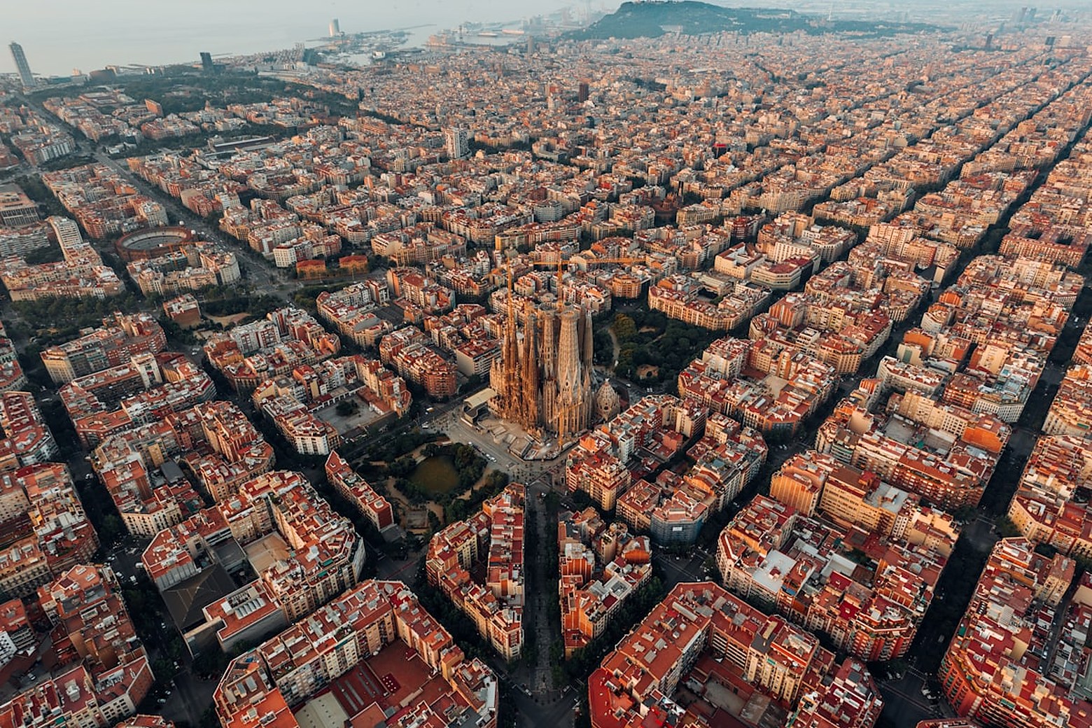 Vista aèria del barri de l'Eixample de Barcelona amb la Sagrada Família al centre, a la posta de sol