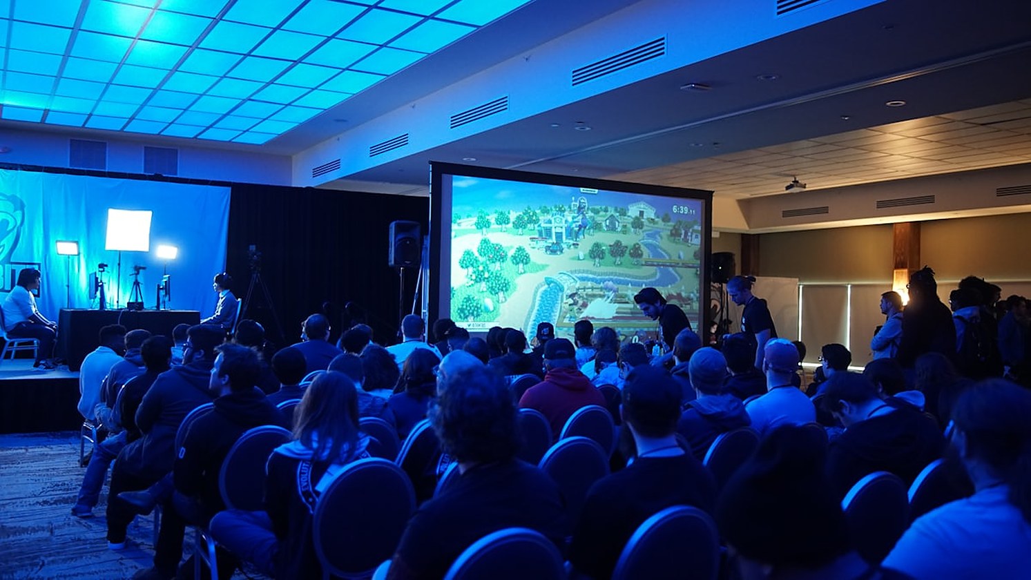Sala de reuniones con un intérprete presencial entre los asistentes