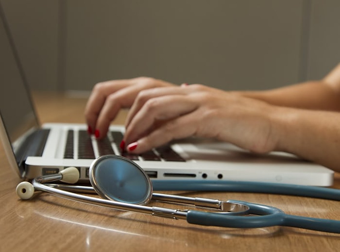 Médico atendiendo a un paciente durante una consulta