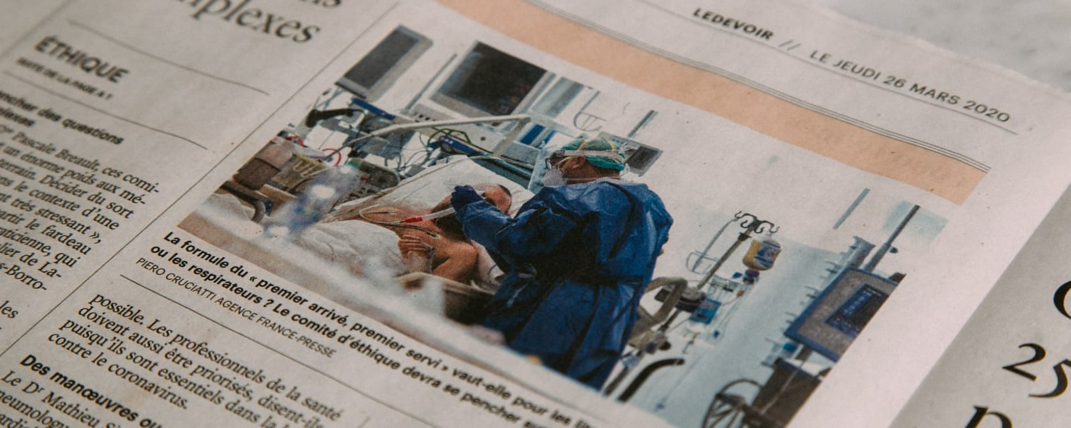 Primer pla d’una pila de diaris amb el titular «World Business» ben visible en primer terme, imatge que representa el contingut editorial d’una publicació periòdica