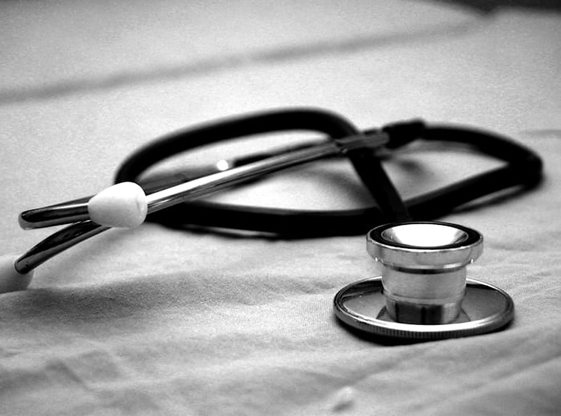 Fonendoscopio sobre la mesa de una consulta médica